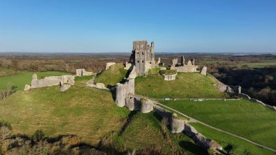 Corfe_Castle_sitting_high_in_the_landscape.__Image._National_Trust._Richard_Gregory_-_Copy-min.jpg